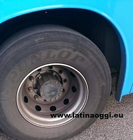 Mancavano 7 bulloni da un cerchione e le ruote posteriori erano lisce, bus fermato dai vigili