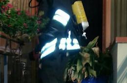 Fiamme dal rustico, paura nella notte in via Rotabile