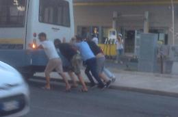 Navetta "a spinta" in centro, la satira su "Welcome to Favelas"