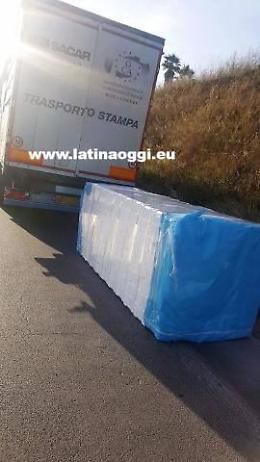 Tir perde il carico, traffico impazzito sulla Pontina