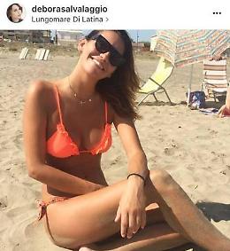 Relax sulle spiagge di casa per la bellissima Deborah Salvalaggio