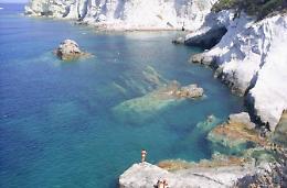 Affitta i lettini senza permesso alle piscine naturali. Accusa un malore dopo il sequestro