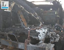Suv in fiamme, gli investigatori scavano alla ricerca di un movente