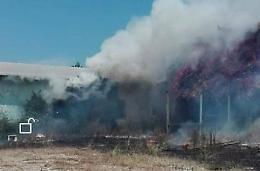 Incendio di sterpaglie rischia di distruggere la chiesa di Olmobello