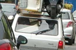 Con il motorino sul...tetto dell'auto: la foto fa il giro del web