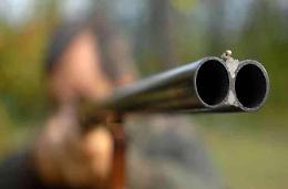 Un "arzillo" 93enne minaccia con bastone e fucile: denunciato