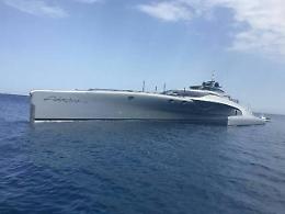 Il futuristico trimarano Adastra nell'arcipelago pontino