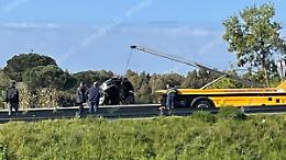 Finisce col Suv rubato in una scarpata sulla Pontina