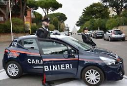 Vuole gettarsi dal cavalcavia, i carabinieri lo fanno desistere
