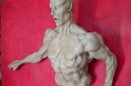 Vuole donare una statua alla città, due anni di silenzio