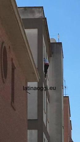 Minaccia di buttarsi dal terzo piano, paura per un giovane