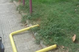 Cade una transenna sul piede di una bimba, paura in piazza Moro