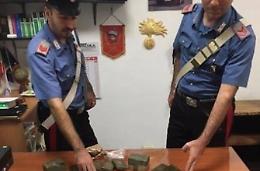 Nascondeva in casa un chilo di hashish, arrestato un 34enne