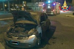 Auto in fiamme nella notte in pieno centro