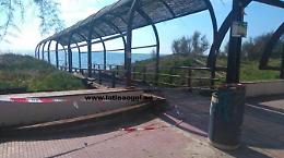 FOTO - Crolla un'altra copertura in legno degli accessi al mare