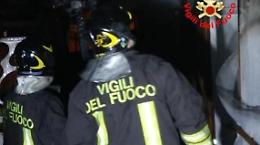 Incendio nella fabbrica ex Radim di Pomezia, fumo nero sulla città
