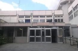 Sulla scuola viene lasciato a sventolare un tricolore ridotto a uno straccio