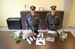 Trovato con tre chili di droga in casa, arrestato