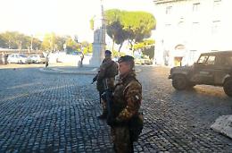 Partorisce in strada grazie all'aiuto dei militari