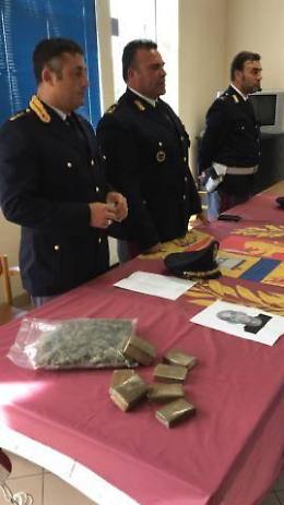 Hashish e marijuana nella felpa, arrestato un 50enne