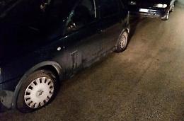 Squarciate sei gomme alle auto in sosta