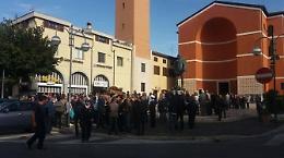 Una folla in piazza per l'ultimo saluto al sindaco Pasquale Gallo