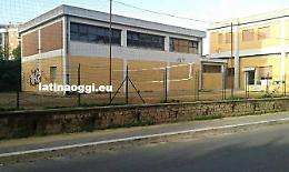 [FOTO] Il Comune non fa manutenzione, interdetti palestra e cortile di una scuola