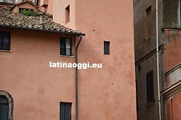 [FOTO] Psicosi da terremoto, le crepe sul Palazzo Baronale fanno agitare i cittadini: chiamati i vigili del fuoco