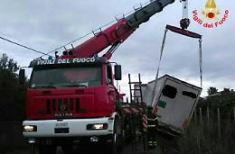 Recuperato tir finito fuori strada