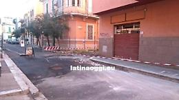 [FOTO] Si staccano calcinacci dai balconi, i controlli e le operazioni dei vigili del fuoco