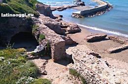 Pulisce le Grotte di Nerone con una pala, identificato dalla polizia locale