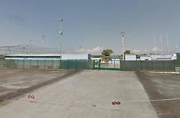 Zuffa fuori dal campo sportivo, una donna cade e si fa male. Società sdegnata per il comportamento dei genitori
