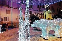 Si accendono le luminarie, ma le case restano al buio
