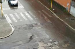 Residenti svegliati nel cuore della notte a causa...delle buche