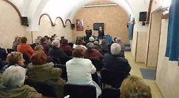 Come riconoscere i truffatori porta a porta, anziani a "lezione" dai carabinieri