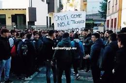 Non c'è il bar a scuola, studenti in sciopero