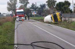 Via Chiesuola riaperta dopo il ribaltamento dell'autocisterna