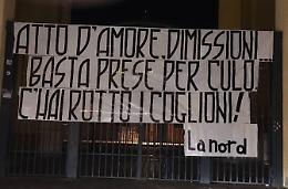 I tifosi scaricano Maietta con uno striscione durissimo