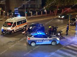 Incidente in centro tra scooter e auto, feriti due giovani