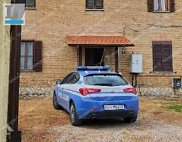 Si fingono poliziotti per derubare  un'anziana sola in casa