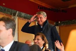 De Matteis omaggia l'ispettore Cioffi, in pensione dopo 40 anni di servizio