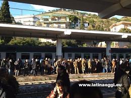 Caos alla stazione di Formia, i pendolari si rifiutano di partire per il sovraffollamento