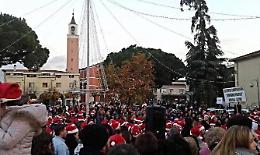Centinaia di babbi natale colorano il centro, gli alunni sfilano in piazza Roma 