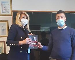 L'assessore civico riceve il libro di Dugin, bufera su Martino: «Si dimetta»