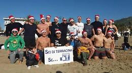 Tutti in spiaggia per il tradizionale bagno nel giorno di Santo Stefano (foto)