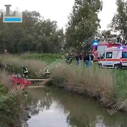 Anziano sbaglia manovra e finisce con l'auto nel canale