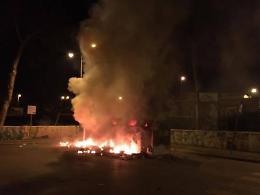 [FOTO] Isola ecologica in fiamme a Cretarossa. Il sindaco Casto: "Temo possa esserci la mano della criminalit&agrave; organizzata"