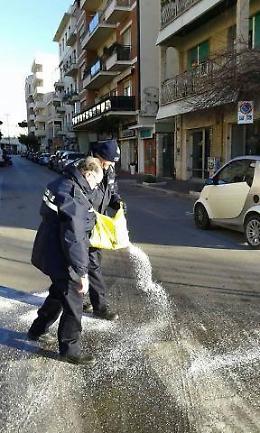 [FOTO] Nettuno si sveglia sotto a un manto di ghiaccio, polizia locale al lavoro per gestire l'emergenza