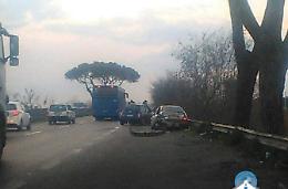 Tampona un'auto ferma e poi fugge nelle campagne