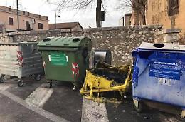 Bruciato un altro cassonetto in centro